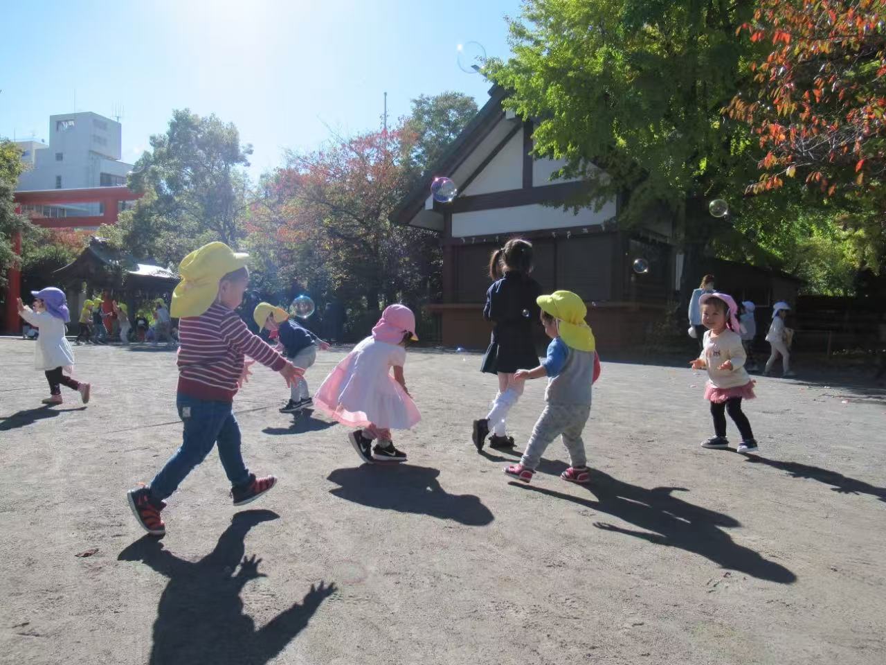 屋外でシャボン玉遊びをする子どもたち